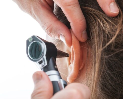 kobieta w trakcie badania ucha