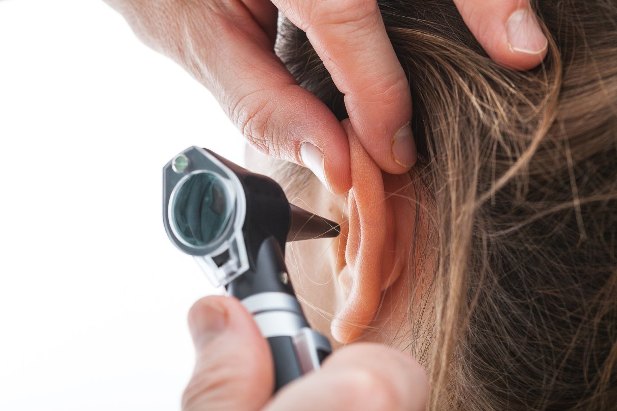 kobieta w trakcie badania ucha